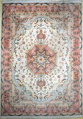 Täbriz fein(50 Raj), Persien, ca. 50 Jahre,Korkwolle mit Seide, ca. 350 x 255 cm, ca. 500.000 Kn/qm, EHZ: 4(Mottenfraß, Stark verschmutzt).