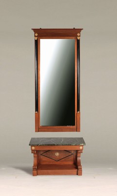 Konsole mit Spiegel, um 1900, Mahagoni, grüne Marmorplatte, Messingapplikationen, Schellack poliert, Gesamthöhe: ca. 240 cm, B. ca. 90 cm, EZ 2