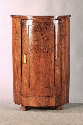 Eckschrank um 1820, eintürig, Nussbaumfurnier, z.T. Kirschbaum massiv, Schellack poliert, 1 Schlüssel, ca. 110x52x52 cm, EZ 2-3