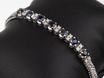 18 kt Gold Saphir-Brillant-Armband, WG 750/000, 7 rundfacett. Saphire zus. ca. 5.20 ct, 16 Brillanten zus. ca. 0.48 ct Weiß/si, L.ca. 17 cm, ...