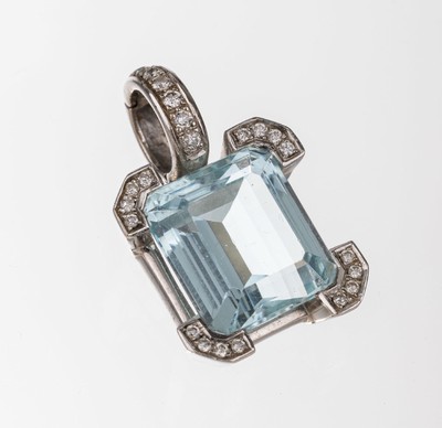 18 kt Gold Aquamarin-Clipanhänger, WG 750/000, 1 Aquamarin im Treppenschliff ca. 9.0ct, 22 Brillanten zus. ca. 0.22 ct Weiß/si, 3 x 2 cm, ca. 12.8 ...