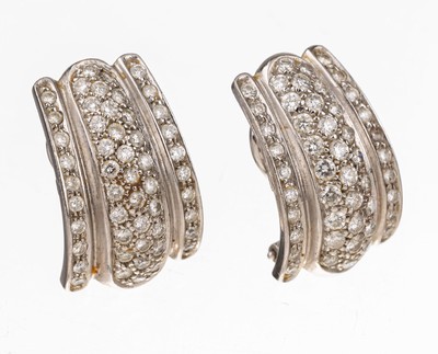 Paar 18 kt Gold Brillant-Ohrstecker, WG 750/000, 101 Brillanten zus. ca. 1.20 ct Weiß/si (1 Stein fehlt), ca. 10.2 g