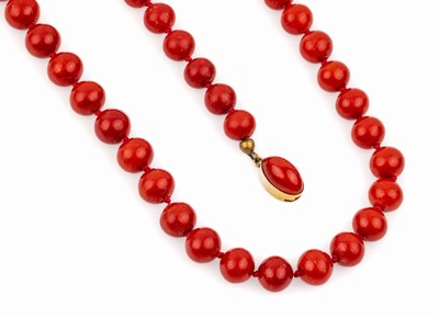 Korallen-Collier mit 18 kt Gold Schließe, GG 750/000, Korallenkugeln von schönem tiefem rot, D. ca. 8,3 mm, L. ca. 50 cm, Versand nur innerhalb ...
