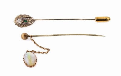 Konvolut 2 Krawattennadeln: 1 x 1930er Jahre, GG/WG 333/000, 1 Altschliff-Diamant ca. 0.10 ct Weiß/p, 1 Smaragd ca. 0.04ct besch., 1 x 14 kt Gold, ...