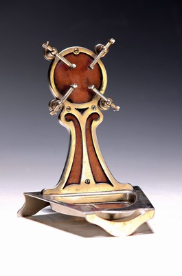 Taschenuhrenständer mit Mechanik, deutsch, um 1900-10, Jugendstil, Metall vernickelt mit Lackeinlagen, Halterung je nach Durchm. der Uhr hinten ...