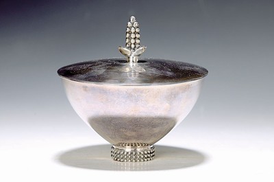 Deckelschale, 925er Sterling Silber, 1960er Jahre, Handarbeit, Standfuß und Deckelknospe mit Kugeldekor, Höhe ca. 13cm, ca. 380g.