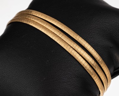 18 kt Gold Armband, GG 750/000, 3-rhg., sat., L. ca. 18 cm, Kastenschloss mit Sicherheitsacht, ca. 24.8 g