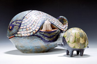 Eva Fritz-Lindner, zwei Kunstkeramiken, Wal mit kleiner Figur im Bauch, Majolika, polychrom bemalt und glasiert, am Boden bezeichnet, ...