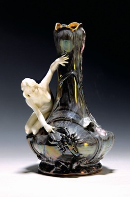 Jugendstilvase mit Akt-Skulptur und Hummer, wohl Rosenthal Kronach, um 1900, Porzellan, graugrün marmorierte Glasur lüstriert, Frauenakt weiß und ...