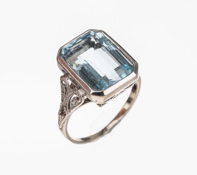 18 kt Gold Aquamarin-Diamant-Ring, WG 750/000, 1930er Jahre, Aquamarin ca. 4.0 ct, Ringschultern mit 5 Diamantrosen zus. ca. 0.04ct und 1 ...