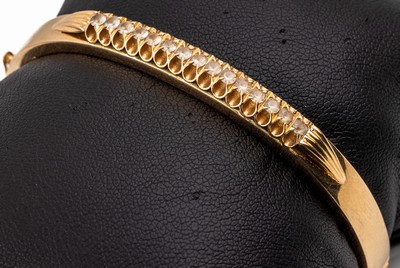 14 kt Gold Armreif, GG 585/000, Diamant -Imitationen, ca. 12.4 g, ca. 6 x 5.2 cm, Sicherheitskettchen