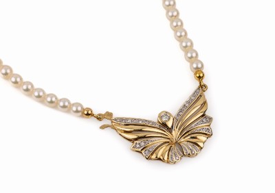 Zuchtperlcollier mit 14 kt Gold Diamant- Schmuckschließe, GG 585/000, in Form eines Schmetterlings, bes. mit 15 Brillanten zus. ca0.15 ct, L ca. 44 ...