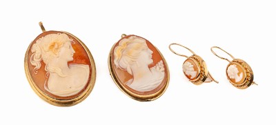 14 kt Gold Konvolut mit Muschelkameen, GG 585/000, 2 x Brosche/Anhänger, 1 x Paar Ohrgehänge, jeweils Mädchenportraits nach klass. Vorbild