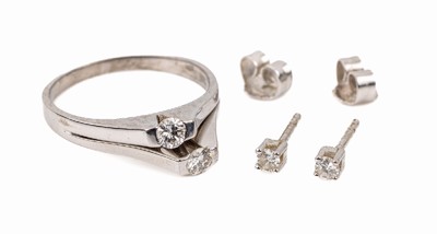 14 kt Gold Konvolut Brillantschmuck, 1 x Ring, WG 585/000, 2 Brillanten zus. ca. 0.24 ct Weiß/si, RW 52; Paar Ohrstecker, WG 585/ 000, 2 Brill. ...
