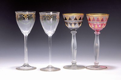 Vier Stengelgläser, deutsch, um 1900/15, 1. zwei Gläser mit überfangenem Rautendekor in Dunkelrot bzw Purpur, Goldstaffage, geschliffen, H. ca. 19 ...