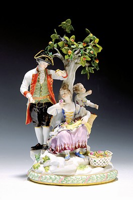 Gärtnergruppe am Apfelbaum, Meissen, vor 1924, Knaufschwerter, Kavalier mit Taschenuhr, Gärtnerin mit Blüten in der Schürze und Mädchen, runder ...