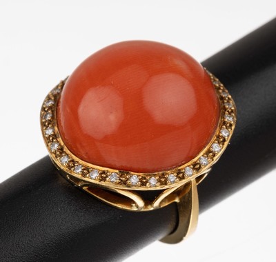 18 kt Gold Korallen-Brillant-Ring, GG 750/000, mittig runder Korallencabochon, umgeben von 29 Brillanten zus. ca. 0.15 ct Weiß/si, RW 52, ca. 12.1 ...