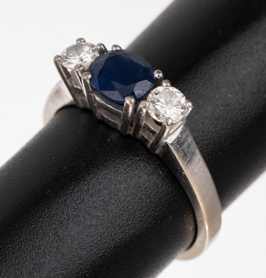 18 kt Gold Saphir-Brillant-Ring, WG 750/000, mittig ovalfacett. Saphir ca. 1.0 ct,2 Brillanten zus. ca. 0.30 ct Weiß/si, RW 55, ca. 4.5 g