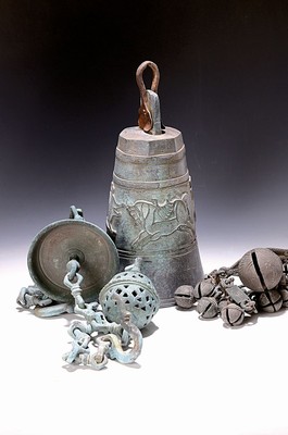 Große Bronzeglocke und Glockenband, sowie Bronzeaufhängung, 20. Jh., z.T. korrodiert, große Glocke mit Tierdarstellungen, H. ca. 37 cm, wohl ...