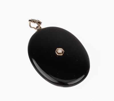 8 kt Gold Onyx-Brillant-Medaillonanhänger, GG 333/000 gepr., um 1840-50, ovaler Onyx, mittig aufgesetzter Brillant in hexagonaler Fassung ca. 0.08 ...