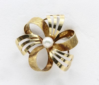 14 kt Gold Perl-Brosche, GG 585/000, 1950erJahre, part. sat., geschwungene Gestaltung, mittig Akoyazuchtperle, D. ca. 5.9 mm, ca. 3 x3 cm, ca. 5,9 g