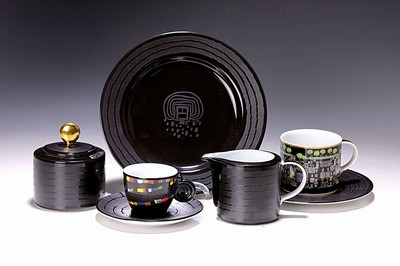 Serviceteile, Entwurf Friedensreich Hundertwasser (1928-2000), Tettau, Ars Mundi Exklusiv-Edition, 2001, Porzellan,Goldstaffage, 2 Kaffeetassen mit ...