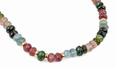 Turmalin-Collier, im Verlauf facett. Turmalinlinsen in versch. Farben, Steckverschluss und Zwischenglieder in GG 585/000, L. ca. 77 cm