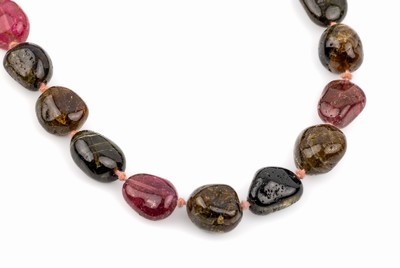 Überlanges Turmalin-Collier, im Verlauf Turmaline in versch. Formen, Größen und Farben, L. ca. 102 cm, Karabinerschließe in GG585/000