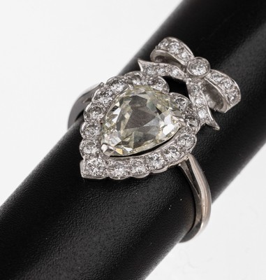 18 kt Gold Diamant-Ring, WG 750/000, gepr., nach klassizistischem Vorbild, 1 Diamant-Tropfen ca. 1.50 ct get.Weiß/si, 28 Brillanten zus. ca. 0.80 ...