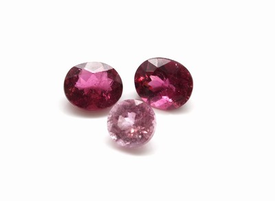 Lot lose Turmaline, ca. 30.1 ct, rundfacett. in versch. Größen und Farben, überwiegend Rubellite
