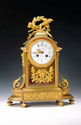 Pendule, Frankreich, um 1900, reich verziertes Bronzegehäuse, seitliche Blattvoluten, Bekrönung Fackel und Pfeilköcher im Lorbeerkranz, ehemals ...
