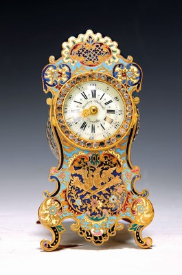 Kleine Tischuhr, Frankreich um 1880/1900, vorderseitig mit Cloisonne- Technik, eine kleine obere Applikation fehlt, im Sockel mit schnäbelden Tauben ...