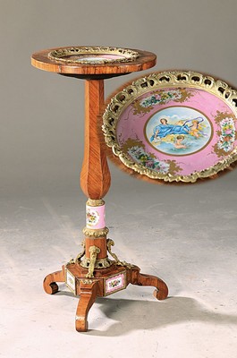 Beistelltisch, Frankreich, um 1900,, Rosenholzfurnier, mit mehreren Porzellaneinsätzen, diese handbemalt, Messingapplikationen, auf drei Beinen, H. ...
