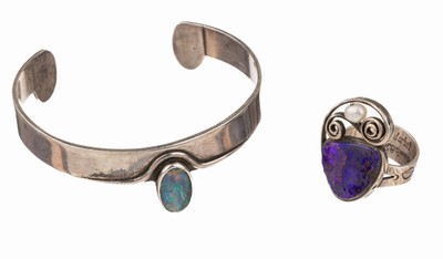 Konvolut Opal-Schmuck, Silber, best. aus: 1Ring, Hersteller Heinrich von Kleist, bekannter Silberschmied und Künstler aus Worpswede, geschwungene ...