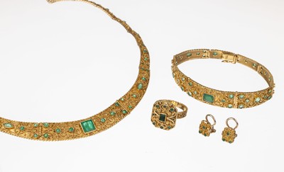 18 kt Gold Smaragd-Schmuckset, GG 750/000, wohl Indien oder Orient, best. aus: Collier imVerlauf, D. ca. 12 cm, Kastenschloss; 1 Armband, L. ca. 17 ...