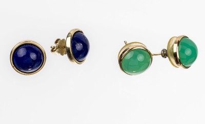 Konvolut 2 Paar Farbstein-Ohrstecker, GG 585/000 gepr., schlicht, 1 x mit Lapislazuli, 1 x mit Chrysopras, ca. 10.6 g, 1 x mit Kunststoffbrisuren