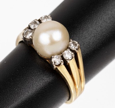 14 kt Gold Perl-Brillant-Ring, GG 585/000, mittig Akoyazuchtperle, D. ca. 8.3 mm, 6 Brillanten zus. ca. 0.30 ct Weiß/si, RW 56, ca. 6.8 g