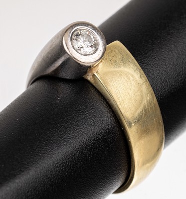 14 kt Gold Brillant-Ring, GG/WG 585/000, 1 Brillant ca. 0.20 ct Weiß/si, RW 59, ca. 7.7 g, Meistermarke unged.