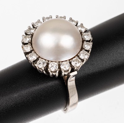 14 kt Gold Perl-Brillant-Ring, WG 585/000, mittig Mabeperle, D. ca. 13 mm, umgeben von 16Brillanten zus. ca. 1.12 ct Weiß/si, RW 54, ca. 9.8 g