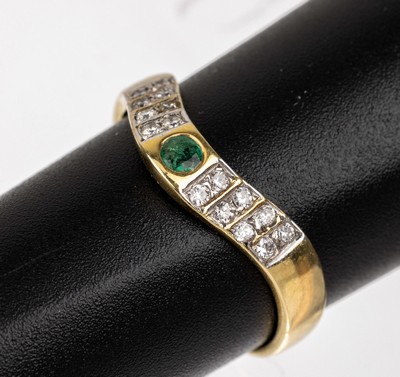 14 kt Gold Brillant-Smaragd-Ring, GG 585/000, 16 Brillanten zus. ca. 0.16 ct Weiß/p, 1 rundfacett. Smaragd ca. 0.04 ct, RW 57, ca. 3.0 g