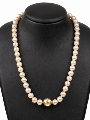 Zuchtperl-Collier mit 18 kt Gold Brillant- Schmuckschließe, GG 750/000, Akoyazuchtperlen, D. ca. 8.9 mm, 18 Brillantenzus. ca. 0.20 ct Weiß/si, L. ...