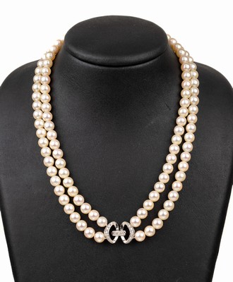 Zuchtperlen-Collier mit 14 kt Gold Diamant- Schmuckschließe, WG 585/000, 2-rhg. Akoyazuchtperlen, D. ca. 7.4 mm, schleifenförmige Schließe mit ...