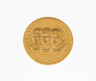 Goldmedaille "Mondlandung", Feingold 999, AV: Landing on the moon, E.Aldrin, N.Armstrong, M.Collins mit Portraits, RV: Armstrong und ...