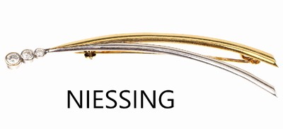 14 kt Gold NIESSING Brillant-Brosche, GG/WG585/000, geschwungene Gestaltung, 3 Brillantenzus. ca. 0.28 ct Weiß/vs-si, ca. 7.5 x 1.5 cm, ca. 6.6 g, ...