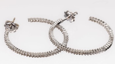 Paar 18 kt Gold Diamant-Creolen, WG 750/000, innen und aussen bes. mit ca. 120 Brillanten zus. ca. 0.60 Weiß/si-p, (1 Brillant innen fehlt, nicht ...
