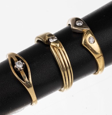 Konvolut 3 Brillant-Ringe, GG 750/000 und 585/000, best. aus: 1 Ring, 1 Brillant ca. 0.05 ct Weiß/si, RW 49, 1 Ring, 1 Brillant ca.0.05 ct ...