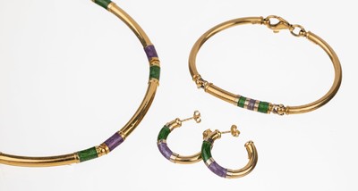18 kt Gold Email-Schmuckset, GG 750/000, best. aus: Armreif, D. ca. 6.6 cm, Karabinerschließe, 1 Collier, Glieder auf Kautschukband, D. ca. 11.7 ...