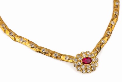18 kt Gold Collier, GG 750/000, Mittelteil mit ovalfacett. rubinfarb. Synthese, umgeben von Diamantimitationen, L. ca. 47.5 cm, Karabinerschließe, ...