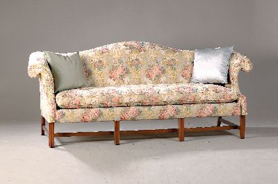 Sofa, 20.Jh., Beine in Mahagoni, leicht profiliert und verstrebt, gepolstert und bezogen, ca. 200 x 80 x 90 cm, Alterssp., Sh. ca. 50cm, EZ 2-3