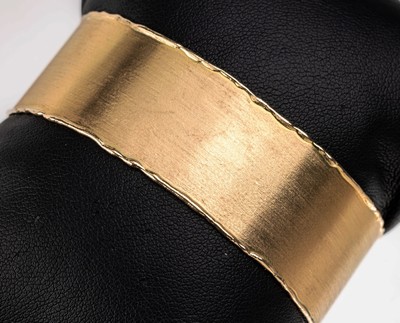 14 kt Gold Armreif, ca. 23.4 g, GG 585/000,B. ca. 2.2 cm, sat., Rand rolliert, pol., ca. 5.7 x 4.8 cm